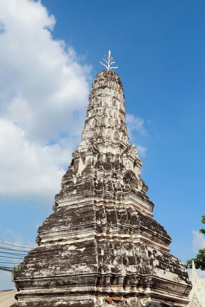 Antigua pagoda con cielo azul en Ayutthaya —  Fotos de Stock