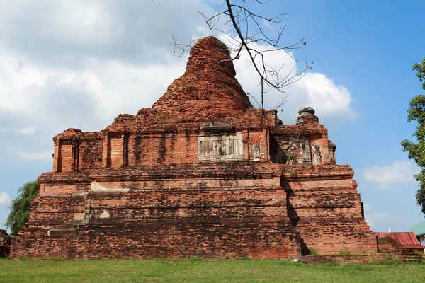 Antigua pagoda con cielo azul en Ayutthaya —  Fotos de Stock