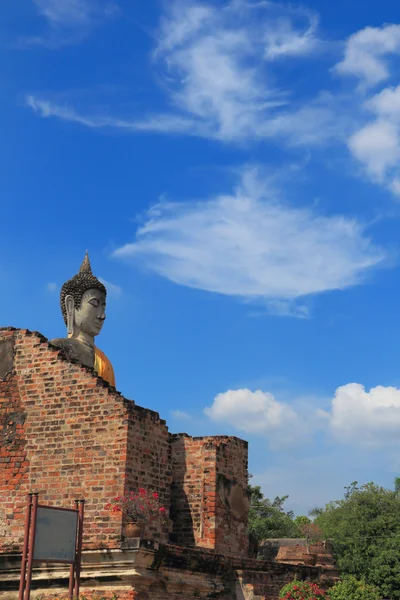Antica statua buddha con cielo blu — Foto Stock
