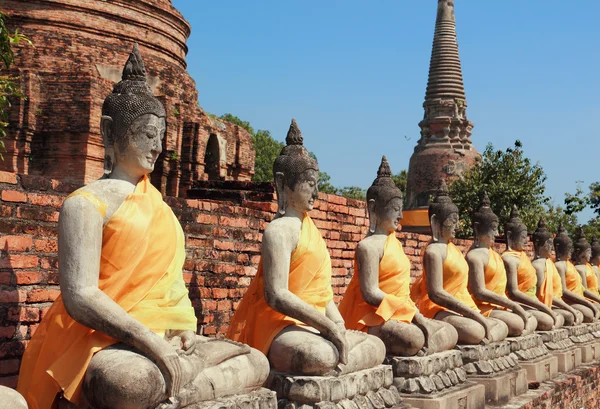 Alte Buddha-Statuen mit blauem Himmel, — Stockfoto