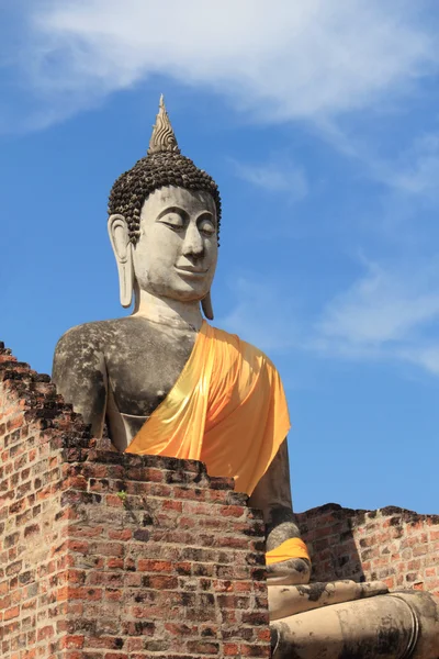 Alte Buddha-Statue mit blauem Himmel — Stockfoto