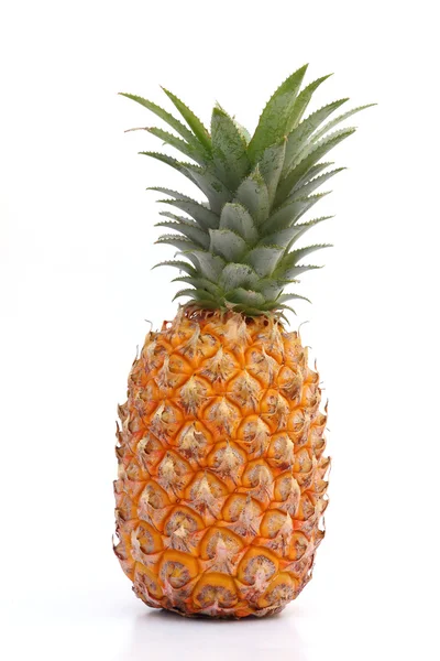 olgun ananas beyazda izole edilmiş.