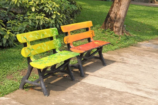 Two wooden chairs in a park — Stock Photo, Image