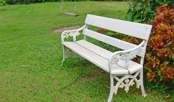 Chaise blanche dans un jardin — Photo