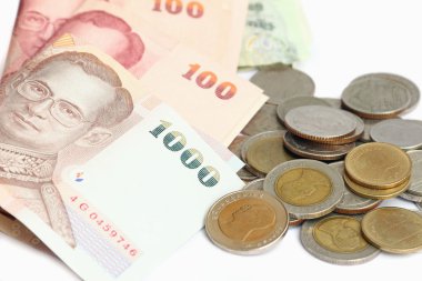 Tay banknot ve madeni paraların beyaz zemin üzerine