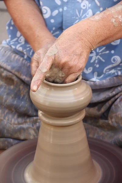 Old female hands making the traditional pottery — Stock Photo, Image