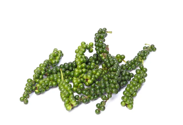 Grãos de pimenta verde fresca sobre fundo branco — Fotografia de Stock