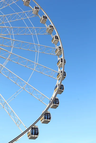 Grande roue contre un ciel bleu — Photo