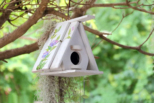 Une cage à oiseaux en bois — Photo