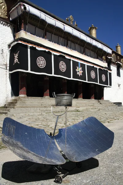 Solar tűzhely egy templom, a tibeti Lhászában közelében — Stock Fotó