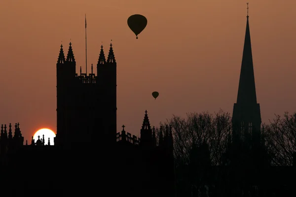 バス - イギリスの街に沈む夕日 — ストック写真