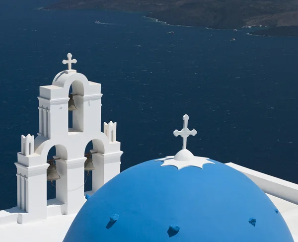 Santorini - Yunanistan üzerinde Mavi kubbeli kilise — Stok fotoğraf