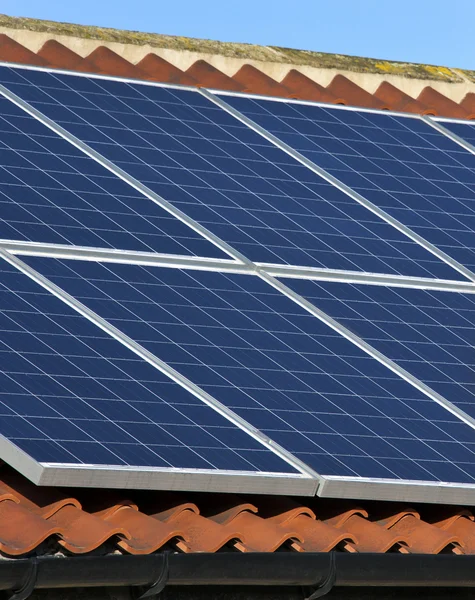 Zonne-verwarming - binnenlandse op het dak — Stockfoto