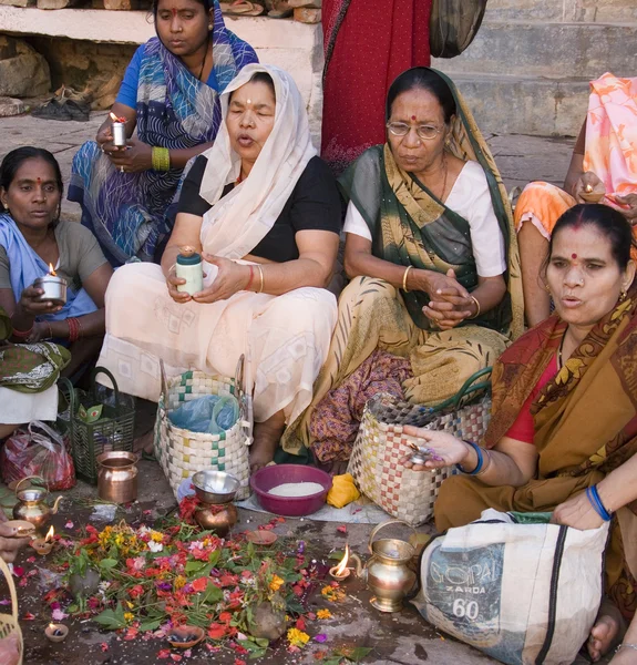 Hindoe crematie ghats - varanasi - india — Stockfoto