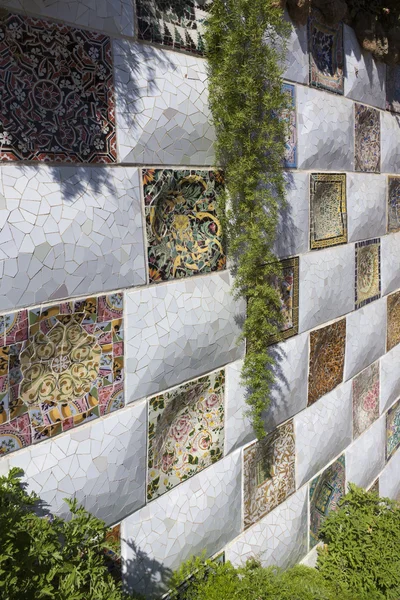 Parede de mosaico no Parc Guell de Gaudi em Barcelona — Fotografia de Stock