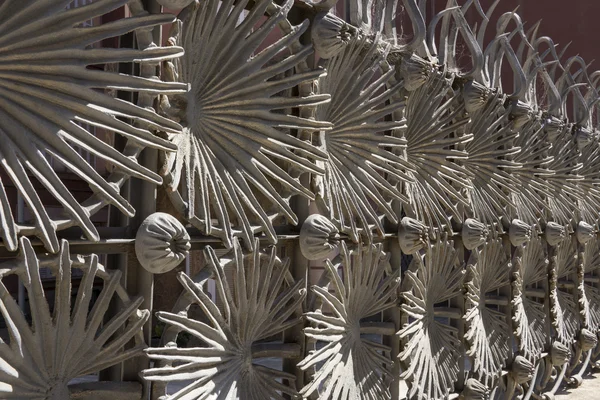 Een metalen hek ontworpen door Anton Gaudi in Parc Guell — Stockfoto