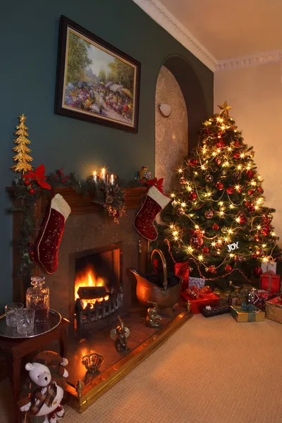 Weihnachtsbaum und Kamin — Stockfoto