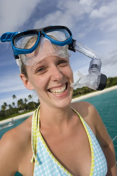 Fille en équipement de plongée avec tuba près d'une plage tropicale aux Fidji — Photo