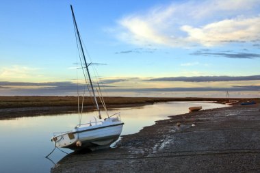 Norfolk'taki kıyı bataklıklar içinde alacakaranlıkta