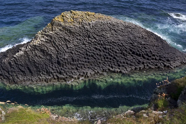 玄武岩的岩石形成-中间-苏格兰 — 图库照片
