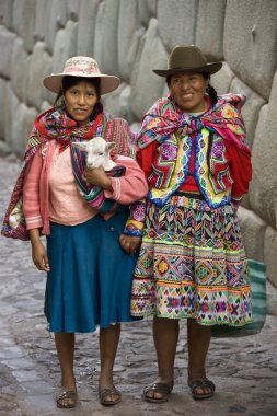 Yerel kadın - hatumrumiyoc İnka duvarı - cuzco - peru