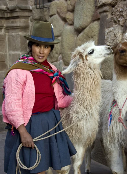 Mujer local con alpaca - Cuzco - Perú — Foto de Stock