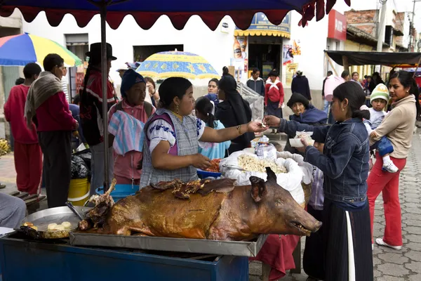 Essensstand auf dem otavalo markt - ecuador in südamerika — Stockfoto