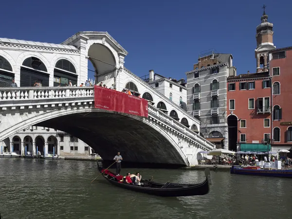 Ponte Rialto - Grande Canal em Veneza - Itália — Fotografia de Stock