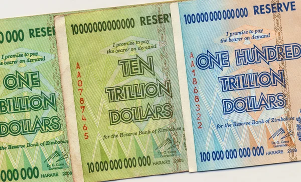 Billetes de Zimbabwe - Cien billones de dólares — Foto de Stock