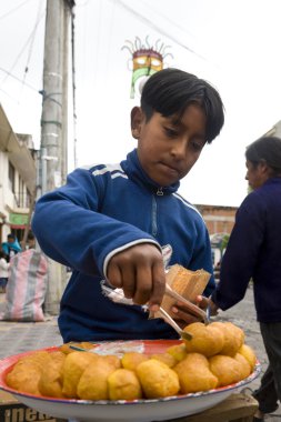 -otavalo - Ekvador çalışan bir genç çocuk