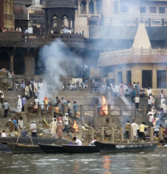 Hindu ölü yakma ghats - varanasi - Hindistan — Stok fotoğraf