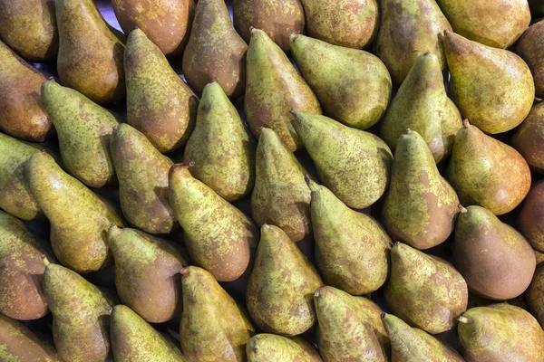 Birnen auf einem Marktstand — Stockfoto