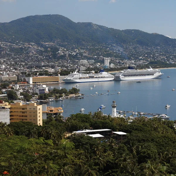 Kreuzfahrtschiffe in acapulco - mexiko — Stockfoto