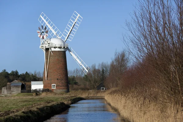 Pferdewindpumpe - norfolk broads - england — Stockfoto