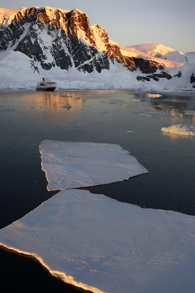 Antarctique - Soleil de minuit dans le chenal Lamaire — Photo