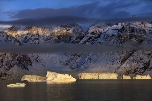 Айсбергів в Scoresbysund - Ґренландія — стокове фото