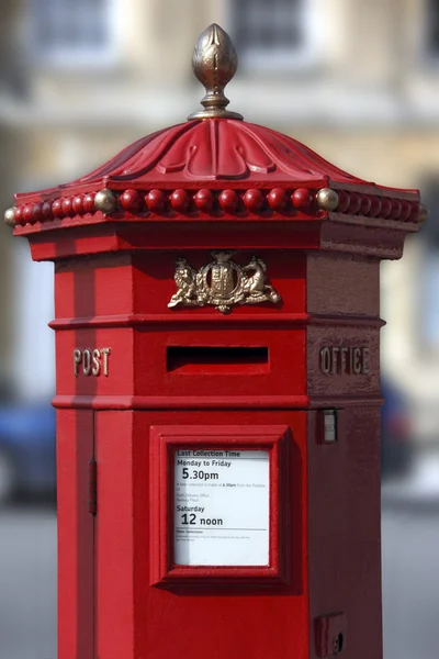 Britse post box - stad van Bad - Engeland — Stockfoto