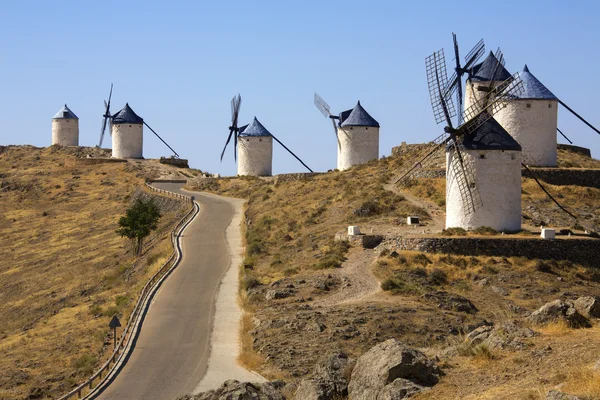 Wiatraki w consuegra - la mancha - Hiszpania — Zdjęcie stockowe