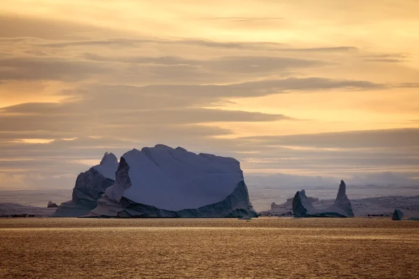 Айсберг - Скорсбюсунд - Гренландия — стоковое фото