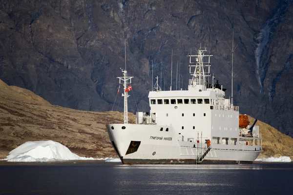 Mv Grigoriy Mikheev-Scoresbysund-그린란드 — 스톡 사진