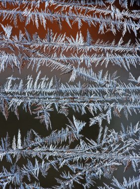 Bir pencerede buz oluşumu