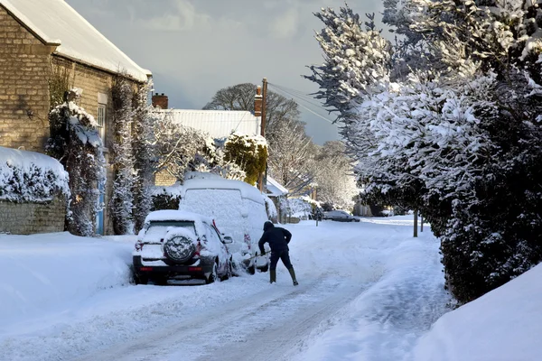 Limpiando la nieve invernal de los vehículos - Inglaterra — Foto de Stock