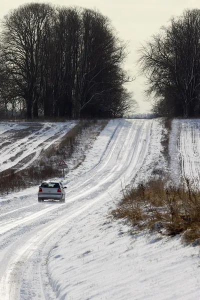 हिवाळी हवामानात वाहन चालवणे — स्टॉक फोटो, इमेज