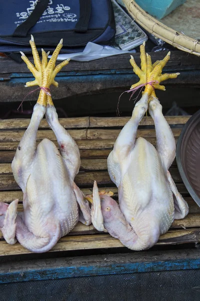 Kippen op een markt - bagan - myanmar — Stockfoto
