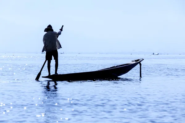 Pescador de remo de perna - Lago Inle - Mianmar (Birmânia ) — Fotografia de Stock