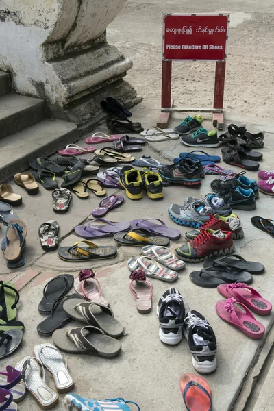 Буддистский мир - Снимаем обувь - Бирма — стоковое фото