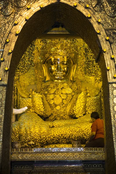 Mahar Myat Muni Boeddha - Mandalay - Myanmar — Stockfoto