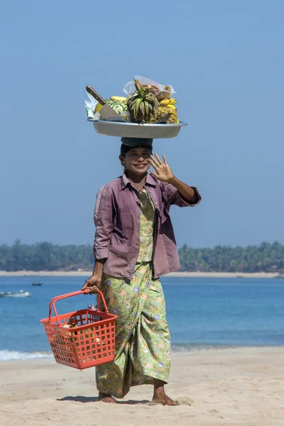 Fruit verkoper - ngapali strand - myanmar — Stockfoto