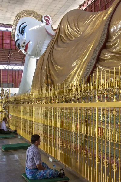 Chauk htat gyi uzanmış Buddha - yangon - myanmar — Stockfoto