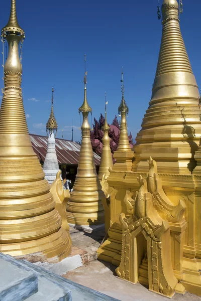 Lago de Shwe thein inn em templo - ithein - inle - myanmar — Fotografia de Stock